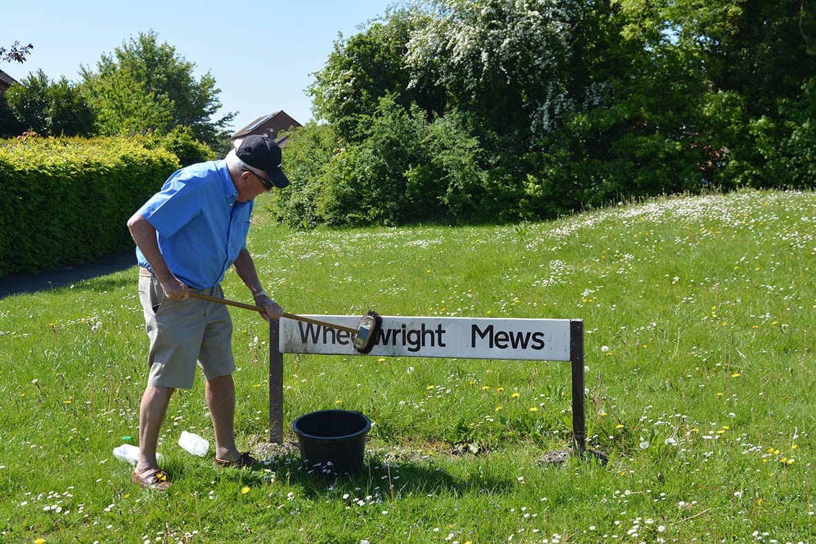 Street sign cleaning